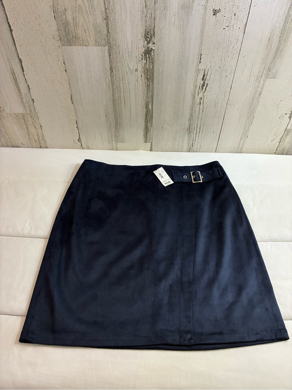 NWT The Limited faux suede Women’s Navy A-Line Skirt with Buckle Detail Sz 4